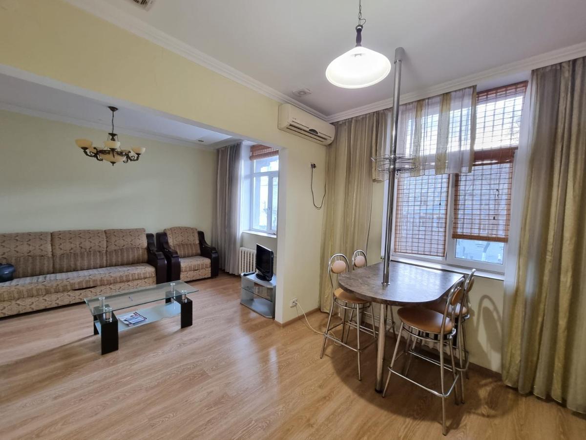 Stefan Cel Mare Apartment With 2 Rooms In The Heart Of Κισινάου Εξωτερικό φωτογραφία