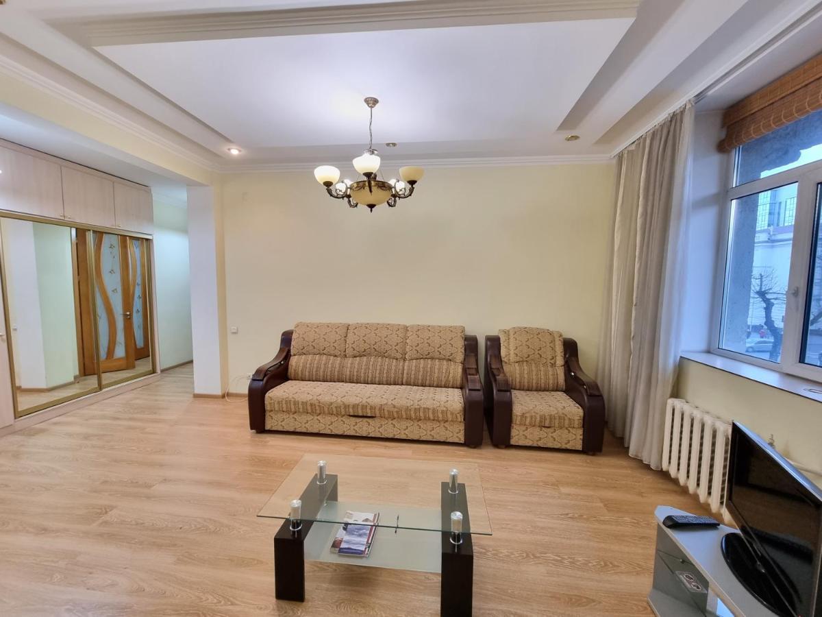 Stefan Cel Mare Apartment With 2 Rooms In The Heart Of Κισινάου Εξωτερικό φωτογραφία