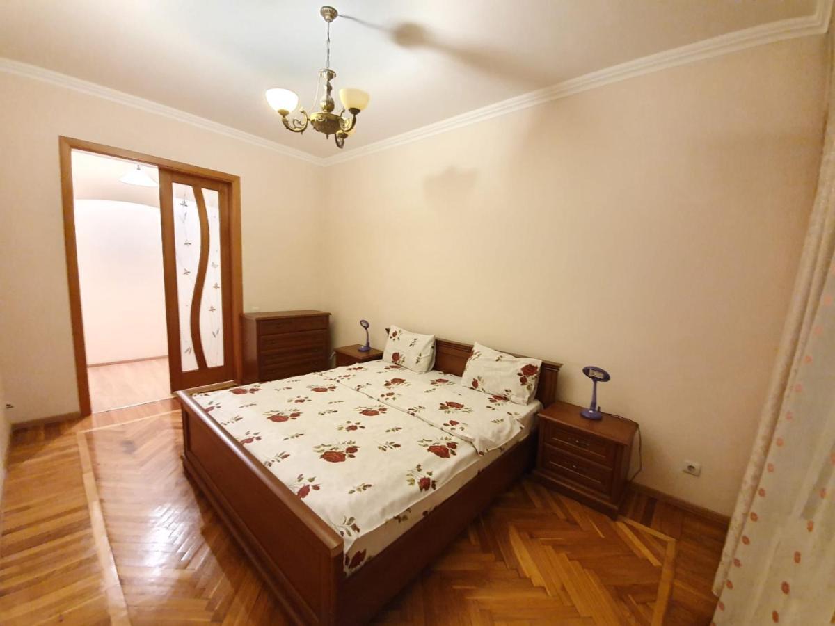 Stefan Cel Mare Apartment With 2 Rooms In The Heart Of Κισινάου Εξωτερικό φωτογραφία